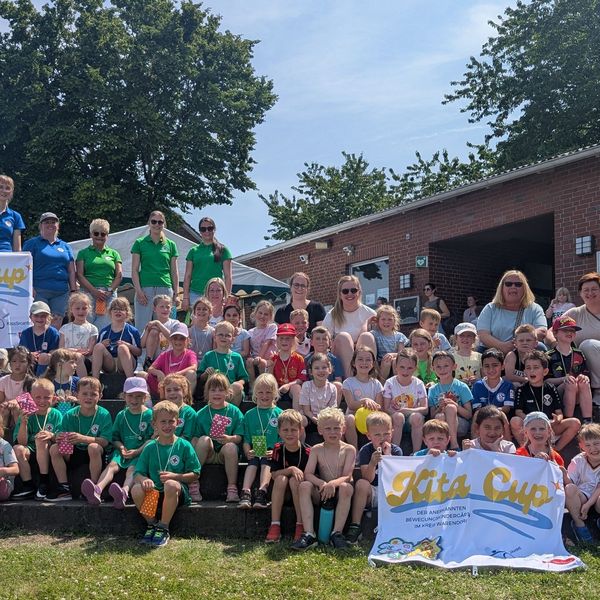 Gruppenbild der teilnehmenden Kinder des Kita Cups